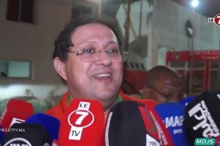 نقاش حاد بين “هشام أيت منا” وشقيق اللاعب “حمزة خابا” بعد نهاية مباراة الرجاء وشباب المحمدية
