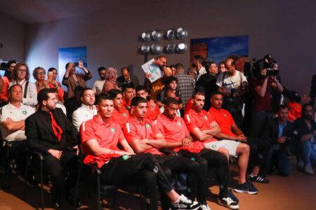 مكونات المنتخب الوطني المغربي بقيادة فوزي لقجع تزور معرض الرباط الدولي للكتاب