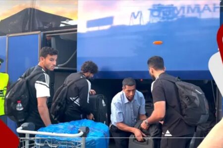 وسط استقبال حار من مكونات الوداد.. الأهلي المصري يحط الرحال بمطار محمد الخامس