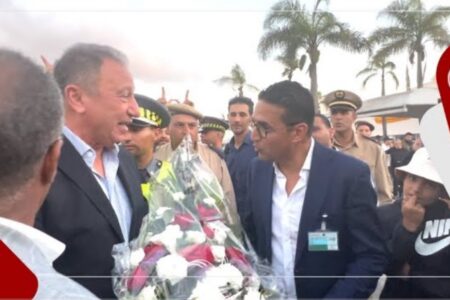 محمود الخطيب يترأس بعثة الأهلي ومكونات الوداد يستقبلونه بالورد بمطار محمد الخامس