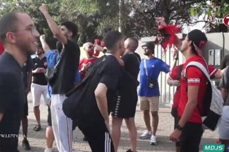 الجماهير الأهلوية تشجع اللاعبين أمام ملعب العربي الزاولي خلال الحصة التدريبية التي خاضها الأهلي