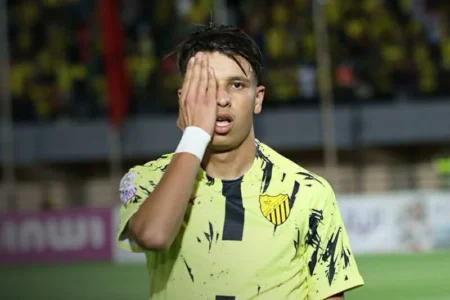 عماد الرياحي نجم المغرب الفاسي على أعتاب الانضمام لكبير مصر