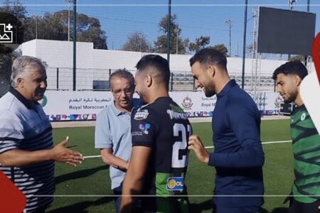 هكذا تم إستقبال المدرب الجديد لسطاد المغربي ” سمير  يعيش ” من طرف اللاعبين والطاقم