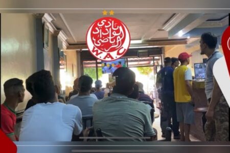ترقب، قلق، وانفعال … هكذا تابعت جماهير الوداد مواجهة أهلي طرابلس في إحدى المقاهي الشعبية