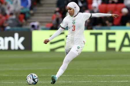 إنفانتينو يحتفي بالمغربية نهيلة بنزينة أول لاعبة ترتدي الحجاب بالمونديال