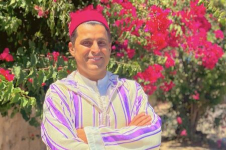 ناصر محمد ناصر خواجي : رحالة وكوميدي سعودي يجد جمال العيش في المغرب