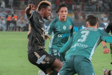 لاعب رجاوي بارز يغادر أسوار القلعة الخضراء قبل انطلاق الموسم