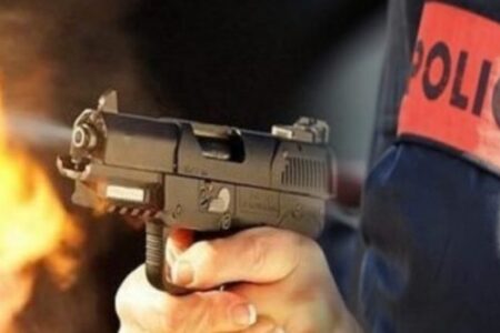 سلا.. مفتش شرطة يضطر لاستعمال سلاحه الوظيفي لتوقيف شخص هدد أمن المواطنين وعرض عناصر الشرطة لاعتداء خطير