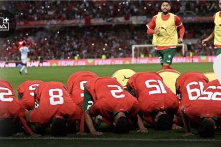 بعد تسجيل هدف أوناحي .. لاعبو المنتخب الوطني يسجدون ترحما على أرواح ضحايا زلزال الحوز