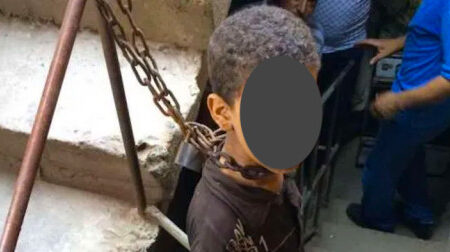 الأمن يتدخل لتحرير طفل ربطه والده بسلاسل حديدية
