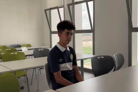 الرجاء الرياضي يرحب بالشاب “ياسين” في أكاديمية النادي وسط حضور جميع لاعبي الفريق الأول
