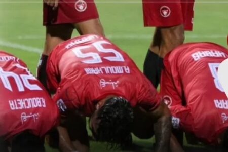 سجود لاعبي شباب المحمدية بعد تسجيل عميد الفريق ايوب بوشة هدف الفوز