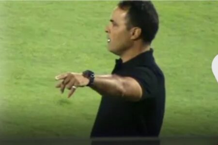 ترقب قلق وانفعال .. هكذا تفاعل مدرب يوسفية برشيد مع مجريات المباراة