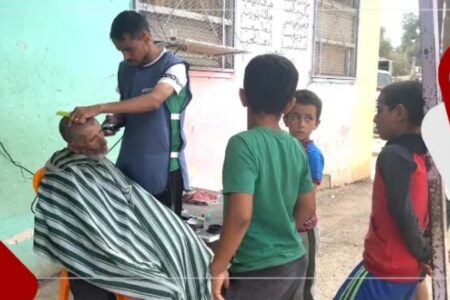 زلزال الحوز.. متطوع يخلق الحدث ويقدم خدمات حلاقة مجانية للمتضررين