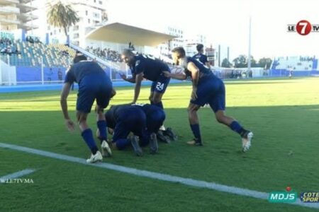 فرحة واحتفالات لاعبي الدفاع الحسني الجديدي بهدف الانتصار على الراسينغ البيضاوي