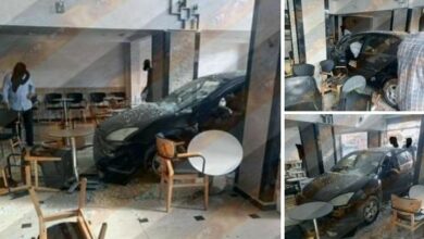 Photo of سيارة خفيفة تقتحم مقهى وترعب المواطنين
