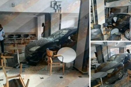 سيارة خفيفة تقتحم مقهى وترعب المواطنين