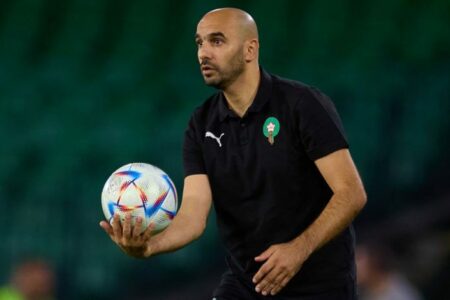 الركراكي: ” ميمكنش نلعبو كرة ديال البرازيل في أفريقيا وغانجرب لعابة جداد فماتش ليبيريا