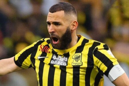 كريم بنزيمة خارج لائحة 15 لاعبا المرشحين للكرة الذهبية