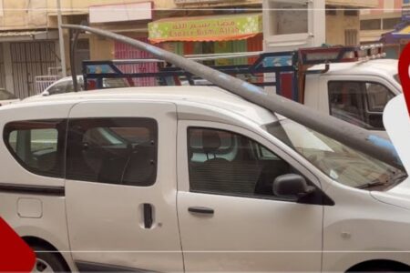 الرياح القوية كادت تتسبب في كارثة وتسقط أعمدة الإنارة فوق السيارات بحي الإدريسية بالبيضاء