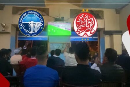 من مقهى شعبي … هكذا تابعت جماهير الوداد مواجهة إنيمبا، وهكذا كان تفاعلها مع هدف الانتصار