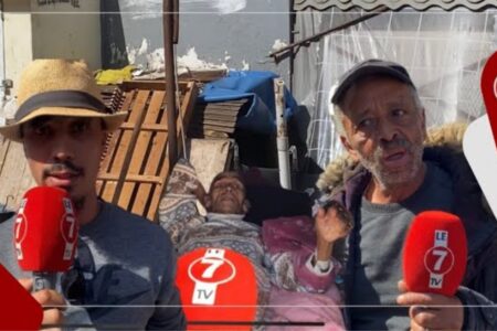 شخص يعيش التشرد بعد قطع رجليه وأبناء حيه يطالبون بتدخل عاجل للجهات المعنية: ” ولات ريحة خايبة “