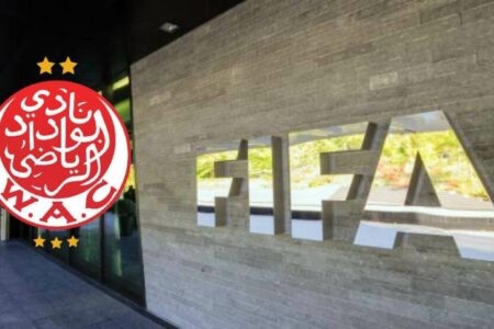 بصورة .. الفيفا يمنع الوداد من الانتدابات بسبب لاعب بارز