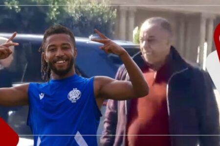 ملامح الحزن بادية على وجه “سعيد الناصيري” في جنازة لاعب الوداد “أسامة فلوح”