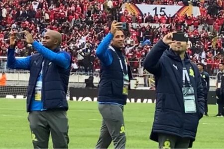 لاعبو صن داونز ينبهرون بالجماهير الودادية خلال تفقدهم لأرضية ملعب دونور ويلتقطون صور تذكارية