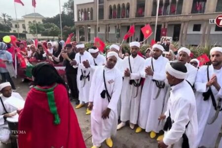على أنغام الموسيقى التراثية.. مرضى السرطان يحتفلون بذكرى المسيرة الخضراء أمام ولاية جهة البيضاء سطات