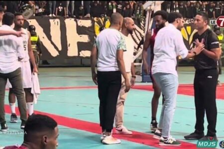 وسط تشجيعات خيالية… هكذا تفاعل  مدرب الرجاء ” مصطفى الخلفي ” مع لاعبيه
