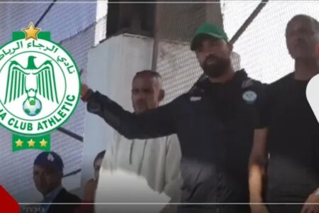 من مدرجات ملعب “الظلمي” .. تفاعل مدرب سيدات الرجاء  “عبد الله هيدمو” مع مجريات مباراة الدفاع الجديدي