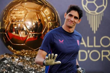 هل تنصف “فيفا” ياسين بونو بعد حرمانه من بوديوم “فرانس فوتبول” للكرة الذهبية في باريس ؟