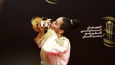Photo of المهرجان الدولي للفيلم بمراكش.. المخرجة أسماء المدير، الفائزة بالجائزة الكبرى، تهدي “النجمة الذهبية” لجلالة الملك