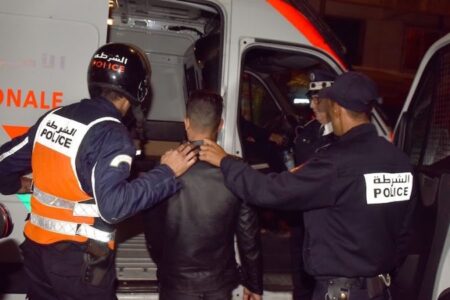 توقيف جزائري وزوجته بتهمة السرقة من داخل السيارات