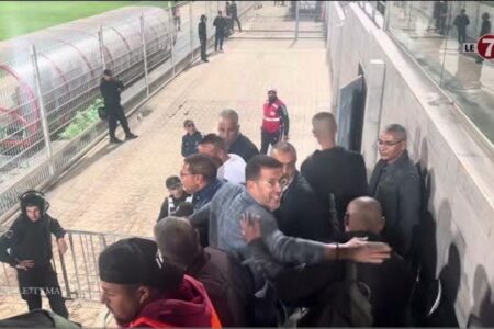 عناق حار بين رئيس يوسفية برشيد” البيضي ” وإدارييي الفريق بعد نهاية مباراة الوداد