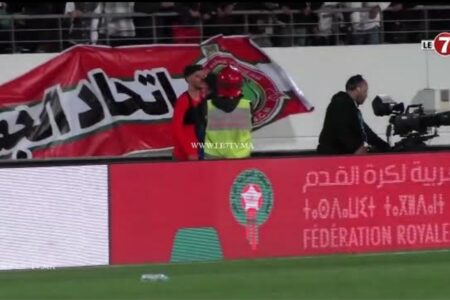 في لقطة رائعة … “أسامة عزوزي” يهدي قميصه لأحد الجماهير وسط التصفيقات