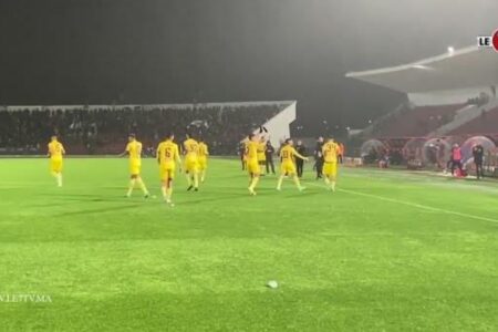 احتفالية وفرحة لاعبي شباب السوالم بهدفهم في مرمى الوداد الرياضي