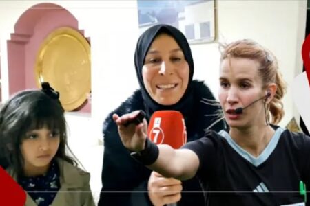 ابنة وأخت الحكمة الدولية “بشرى كربوبي” يتسلمان درعع التكريم من طرف الجمعية المغربية للصحافة الرياضية