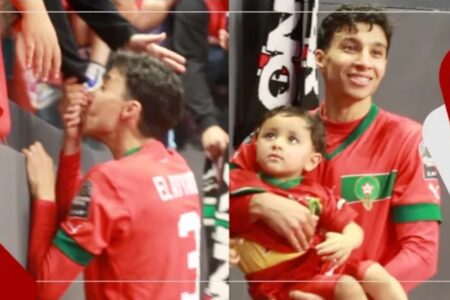 أنس العيان لاعب منتخب للفوتسال يقبل يد عمته ويحتفل رفقة عائلته بالانتصار على أنغولا  وسط أجواء رائعة