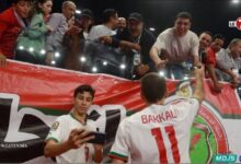Photo of أجواء جميلة … لاعبي المنتخب المغربي داخل القاعة يلتقطون صور تذكارية مع الجماهير المغربية