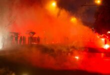 Photo of جماهير باريس سان جيرمان تهاجم فندق برشلونة