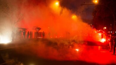 Photo of جماهير باريس سان جيرمان تهاجم فندق برشلونة