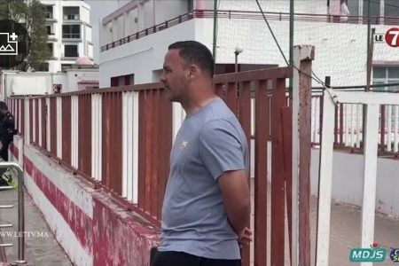 مساعد مدرب ” عزيز بنعسكر ” يتابع  مباراة امل الوداد الرياضي امام وفاء وداد