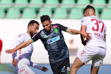 جماهير الرجاء تشيد بأداء لاعبها بعد التأهل لنصف نهائي كأس العرش