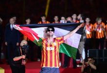 Photo of زياش يحتفل بالعلم الفلسطيني خلال احتفالات فريقه باحراز لقب الدوري التركي