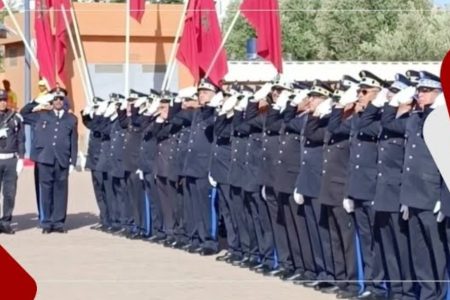 لحظة رفع العلم المغربي وعزف النشيد الوطني في احتفال أسرة أمن مراكش بالذكرى 68 على تأسيس الأمن الوطني