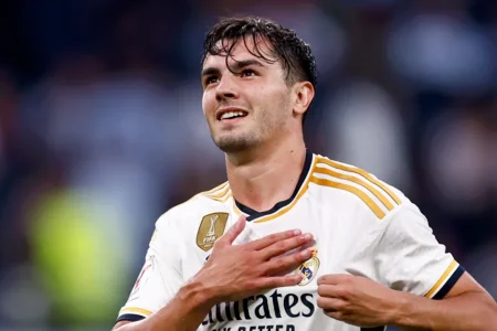 ريال مدريد الاسباني بلاعبه المغربي دياز يعانق لقبه الأوروبي الخامس عشر
