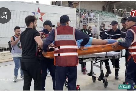 لحظة نقل حارس الوداد ” المطيع ” إلى المستشفى بعد تعرضه لإصابة خطيرة