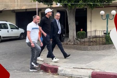 شوفو لحظة وصول المنشط الإذاعي ” مومو ” قبل جلسة إنطلاق محاكمته